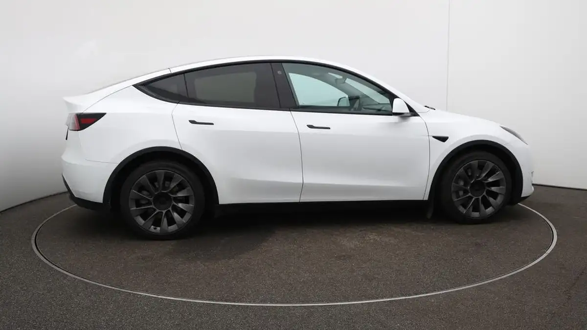 2022-tesla-model-y-e-long-range-big-49