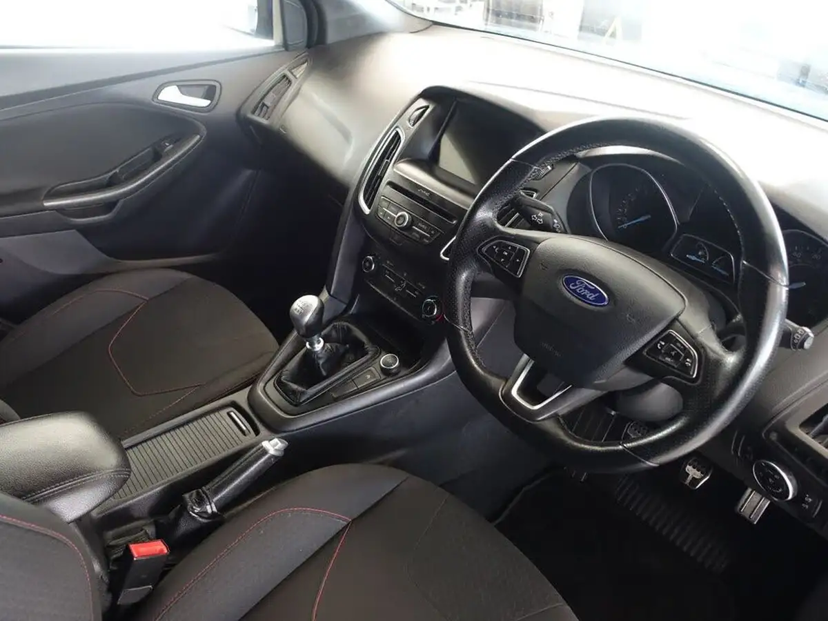 2017-ford-focus-15t-st-line-hatchback-big-2
