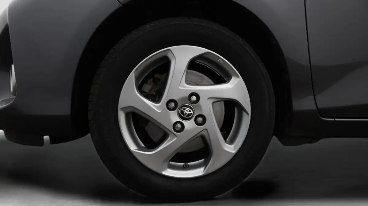 2017-toyota-yaris-15-vvt-i-icon-hybrid-big-18