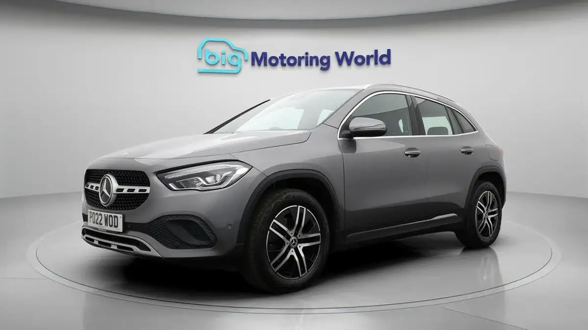 2022-mercedes-benz-gla-class-13-gla-200-sport-executive-big-3