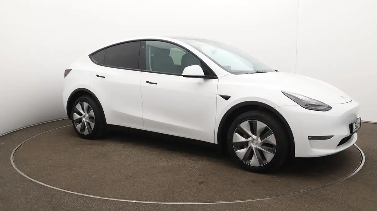 2023-tesla-model-y-e-long-range-big-44