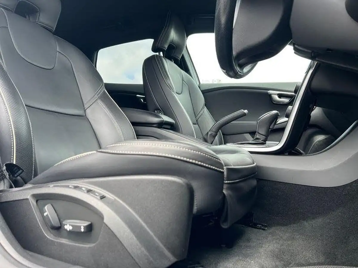 2019-volvo-v40-15-t3-r-design-edition-big-16