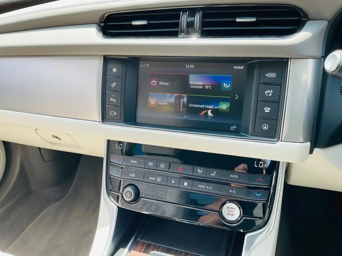 2015-jaguar-xf-20td-portfolio-180ps-auto-big-36