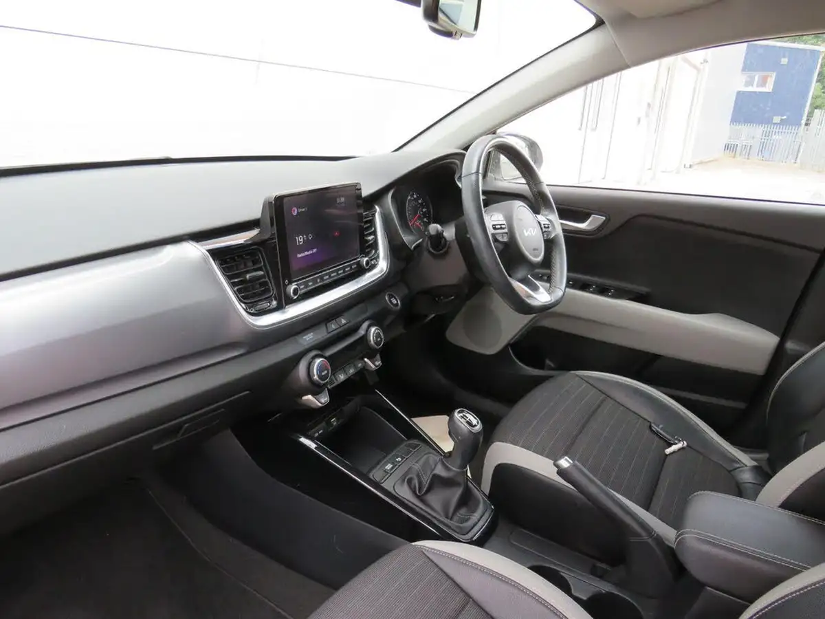 2022-kia-stonic-10-t-gdi-connect-big-9