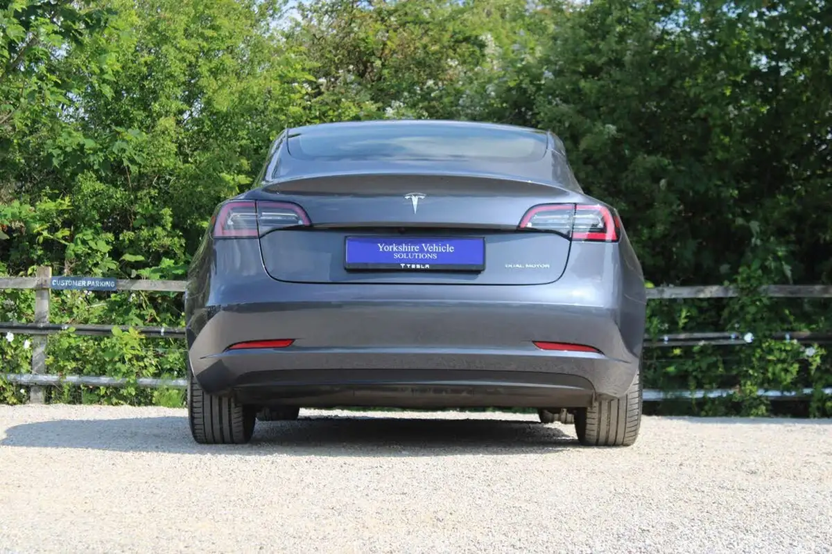 2020-tesla-model-3-e-long-range-big-35