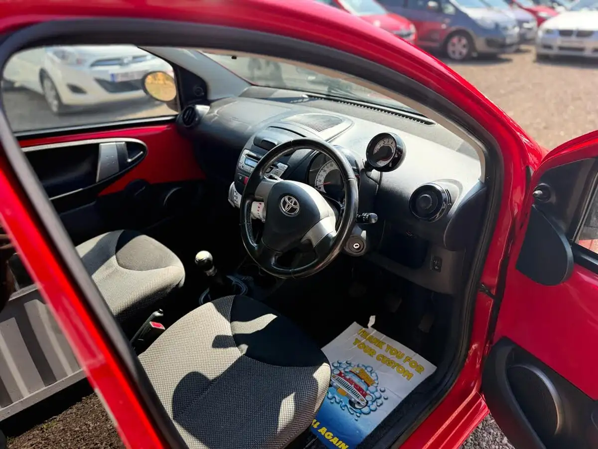 2014-toyota-aygo-10-move-5d-big-19