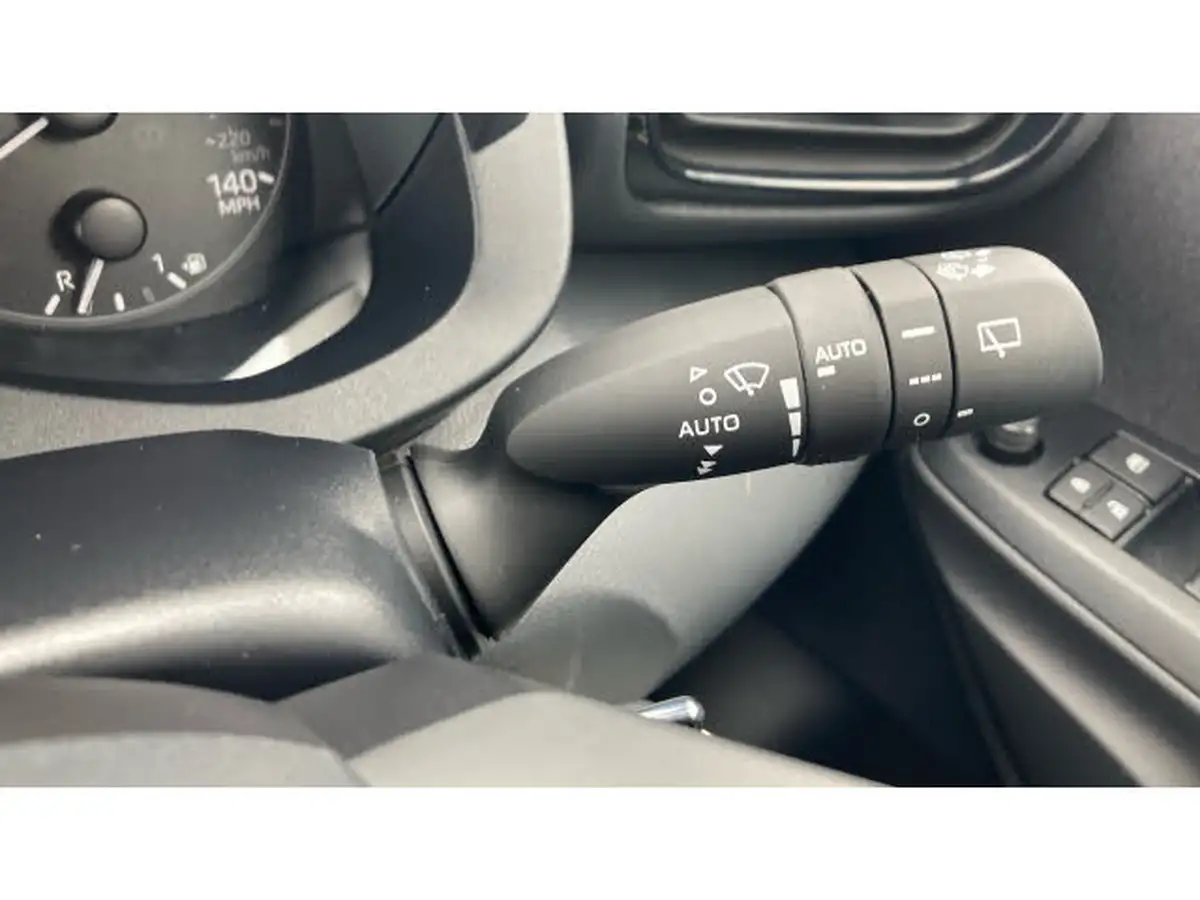 2024-toyota-yaris-15-vvt-i-icon-big-25