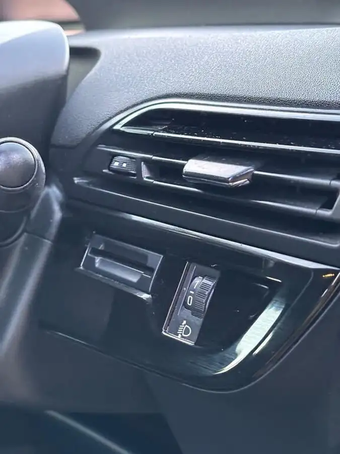 2014-citroen-grand-c4-picasso-16e-hdi-vtr-115ps-big-25