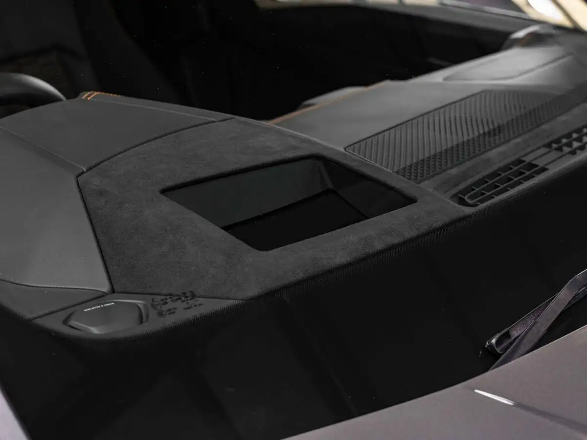 2021-lamborghini-urus-40-no-trim-big-18