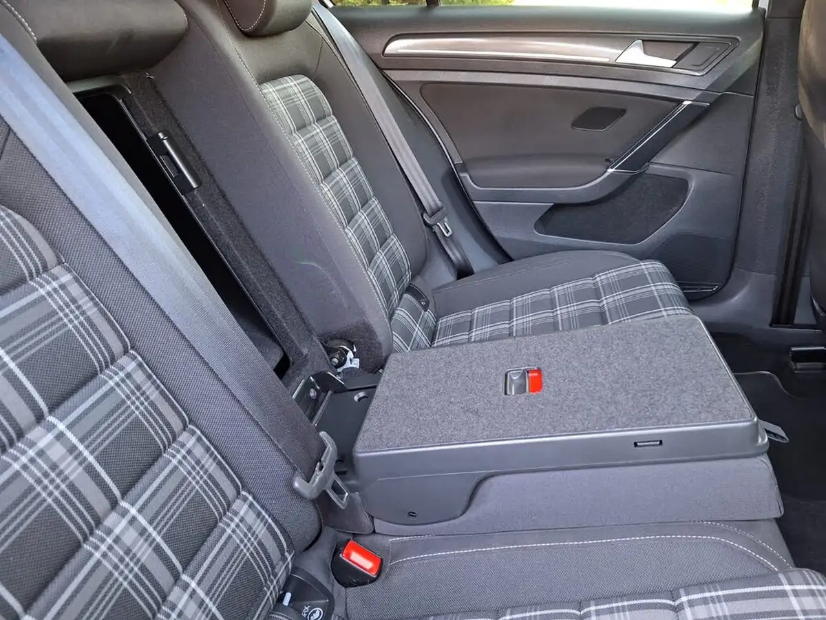 2017-volkswagen-golf-20tdi-gtd-ss-hatchback-5d-big-17