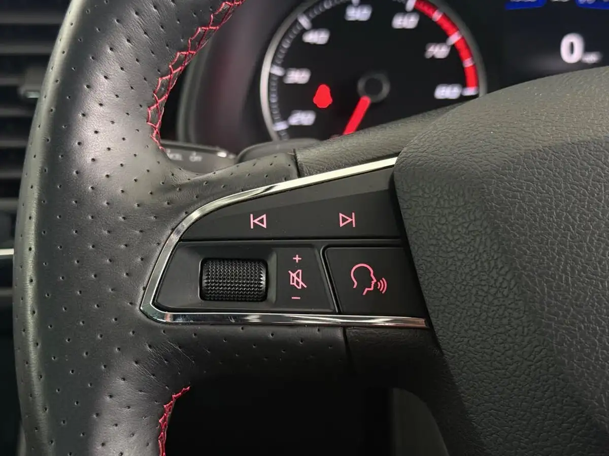2019-seat-leon-20-tsi-fr-hatchback-big-24