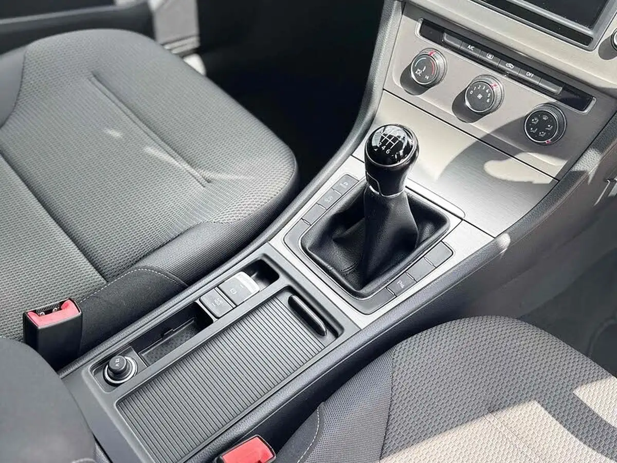 2015-volkswagen-golf-14-match-5d-big-20