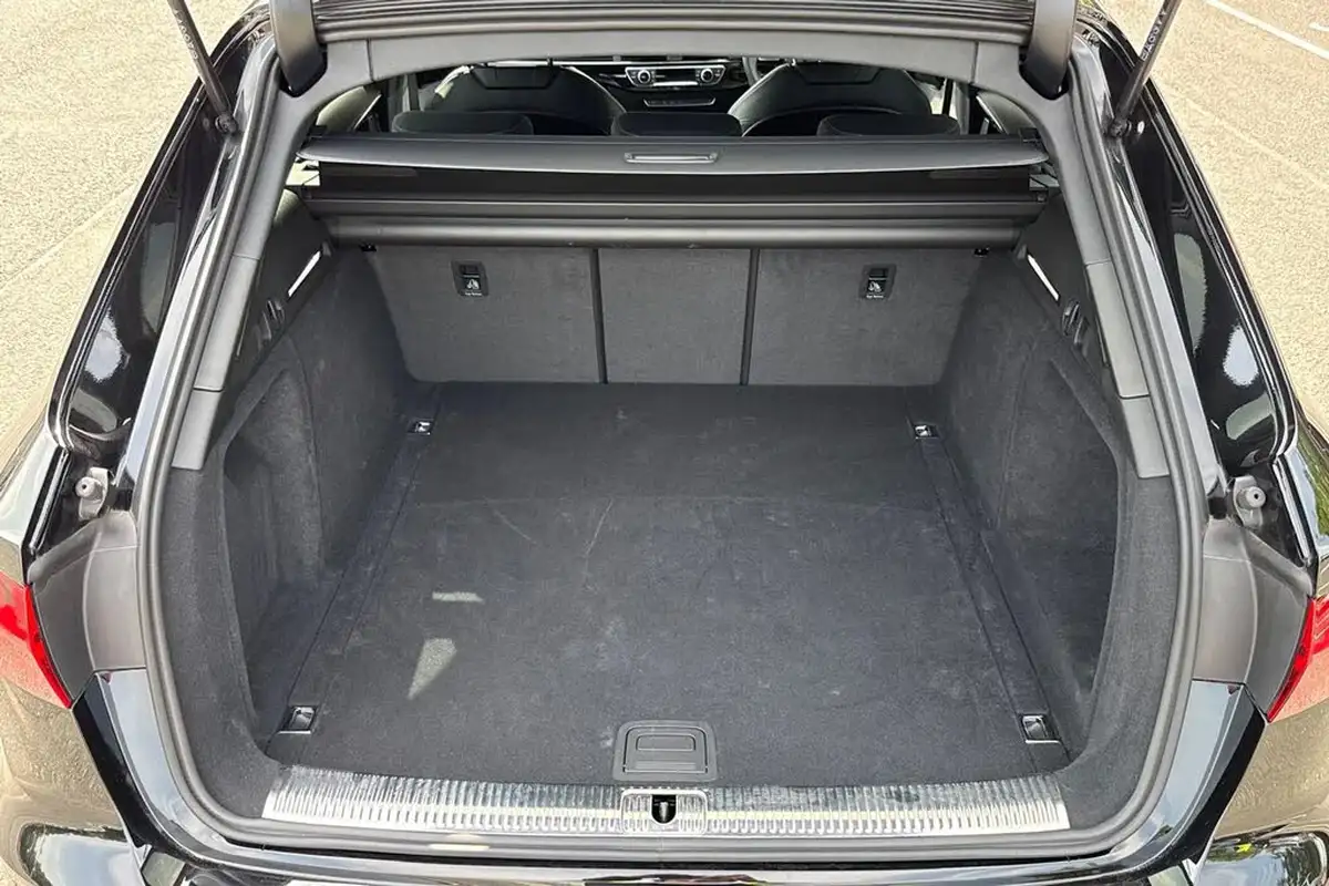 2024-audi-a4-avant-20-35-tfsi-black-edition-big-6