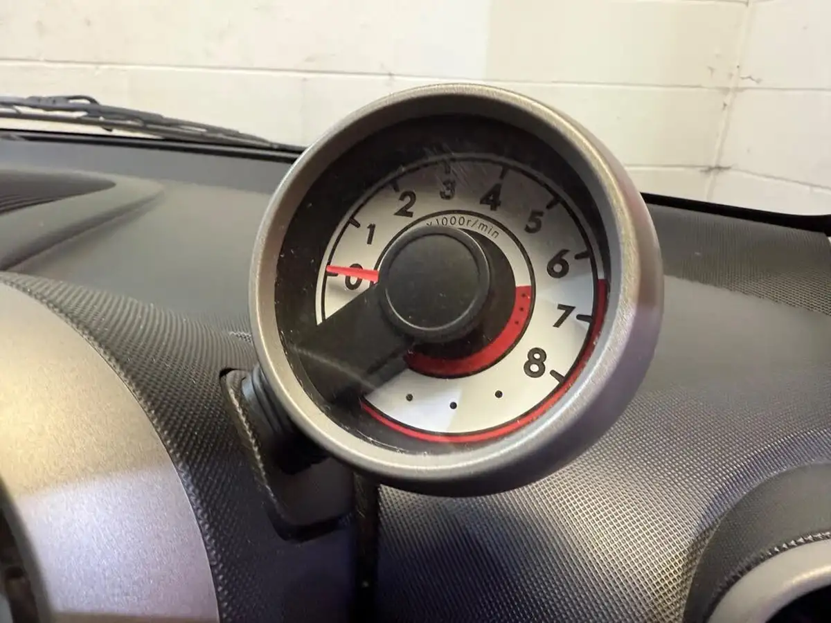2014-peugeot-107-10-active-5d-big-34