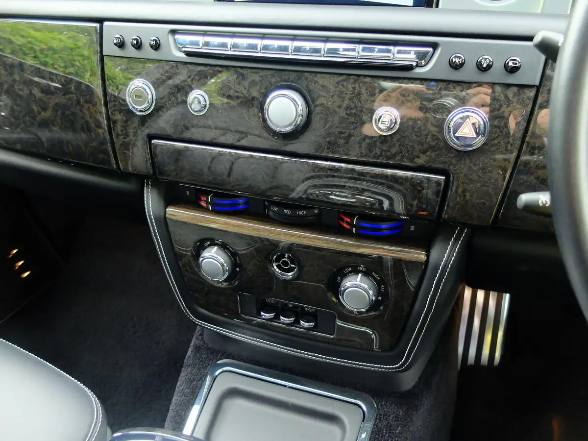 2016-rolls-royce-phantom-67-coupe-2d-big-15