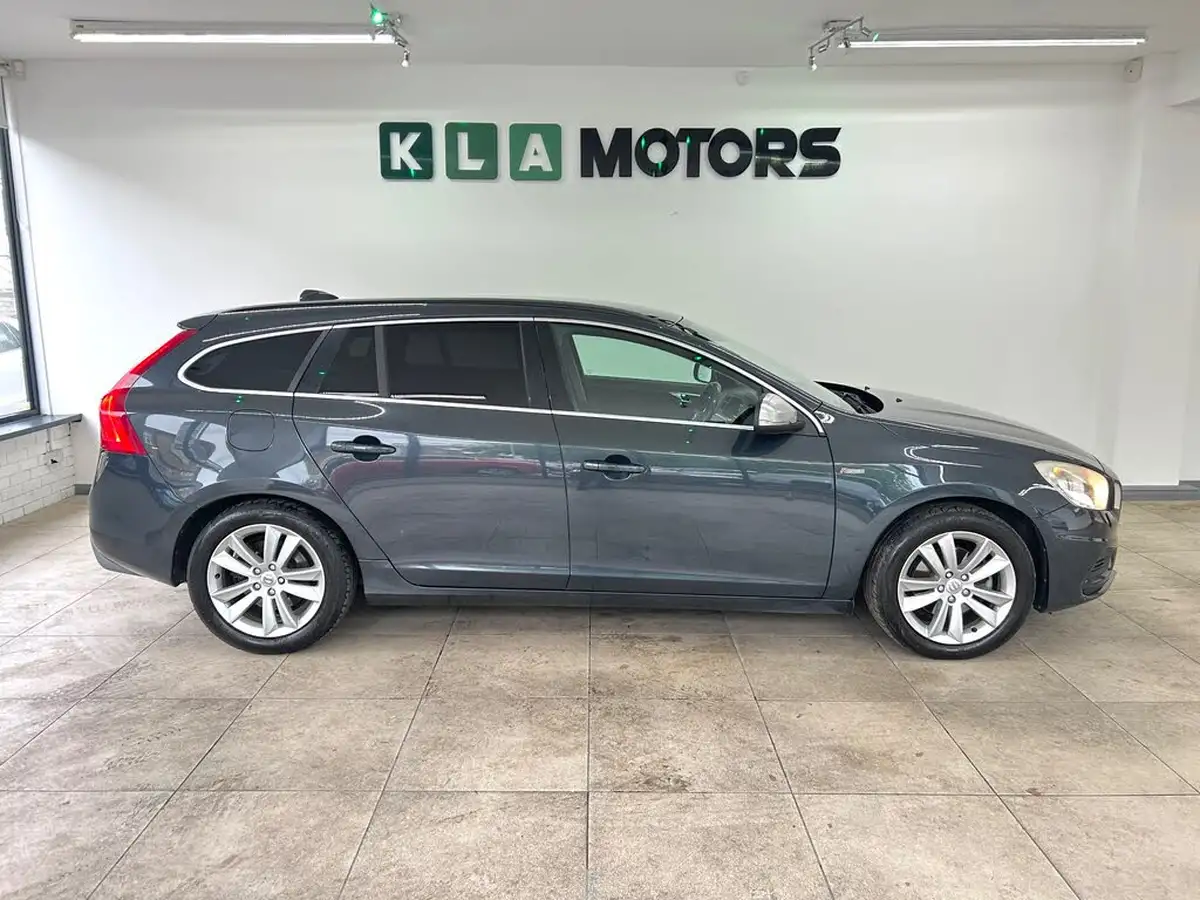 2012-volvo-v60-16td-r-design-115bhp-ss-big-5