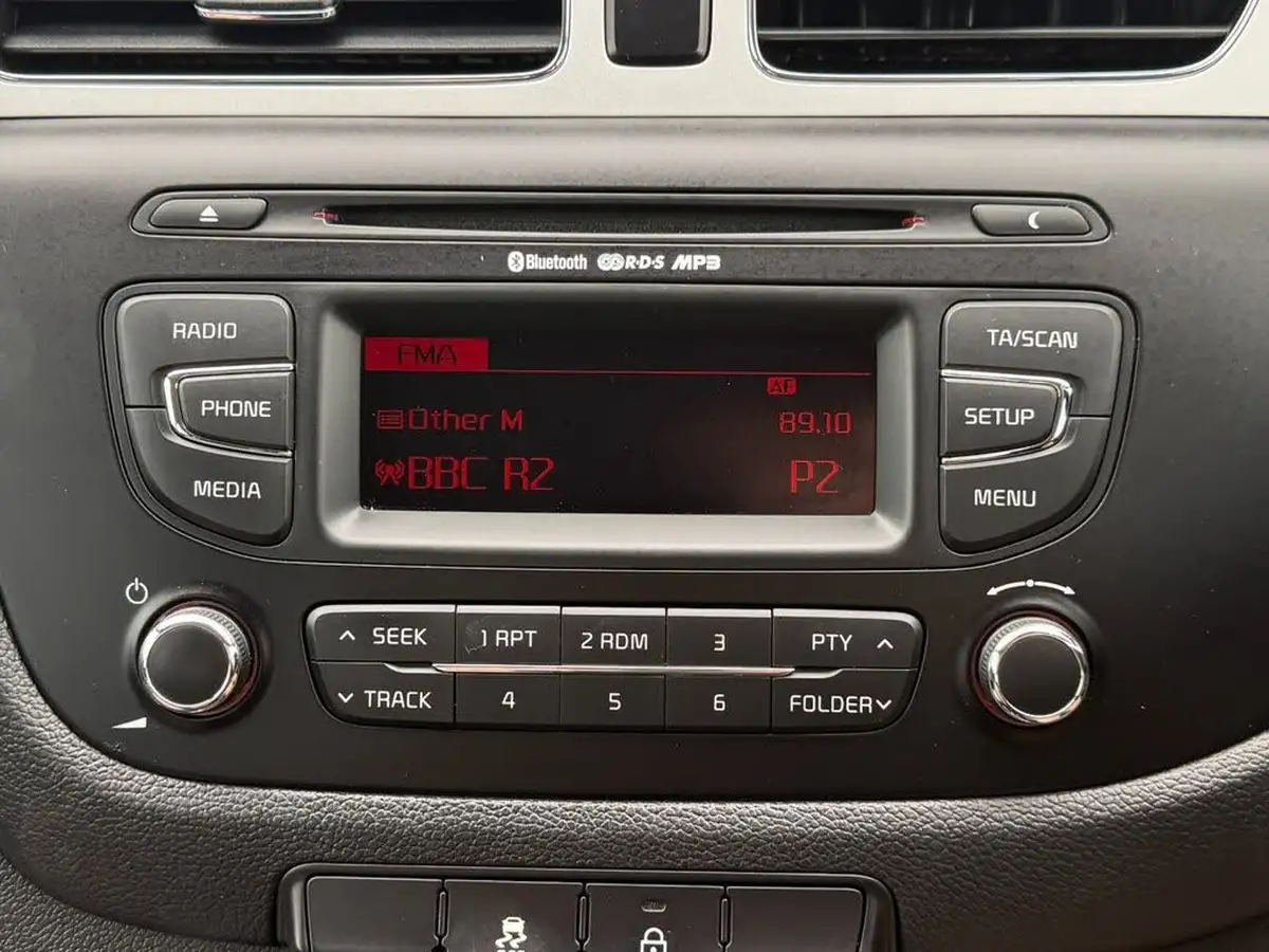 2015-kia-ceed-16crdi-2-hatchback-auto-big-25