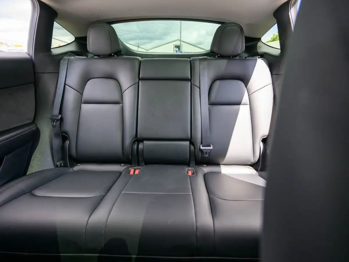 2023-tesla-model-y-e-long-range-big-23