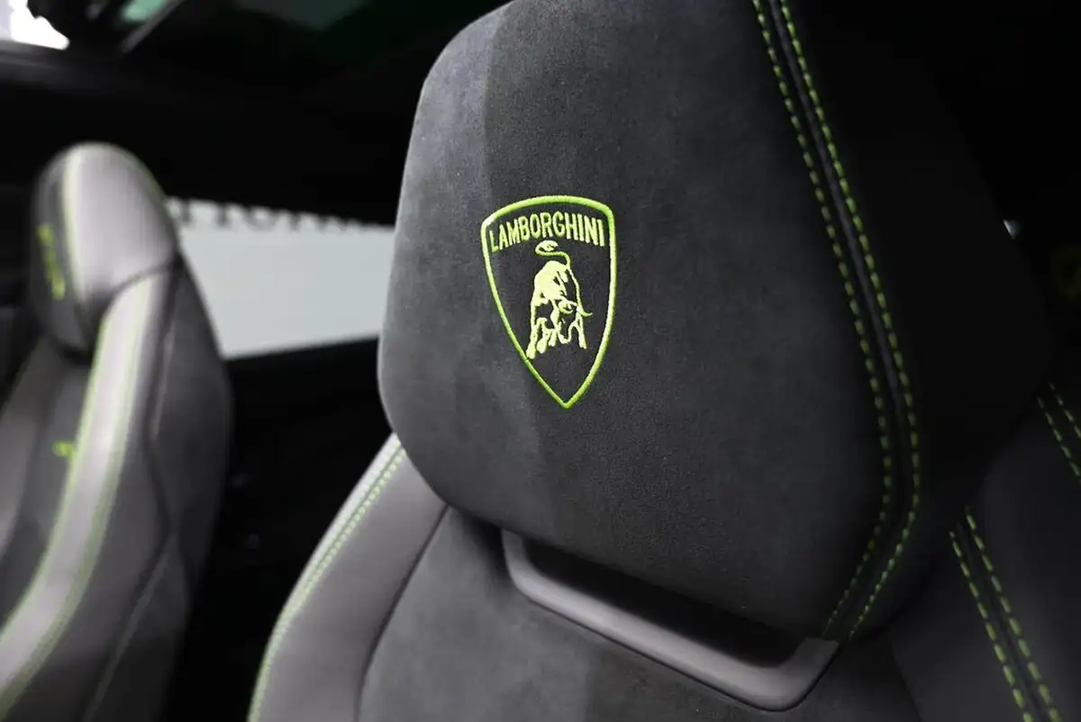 2023-lamborghini-urus-40-no-trim-big-21
