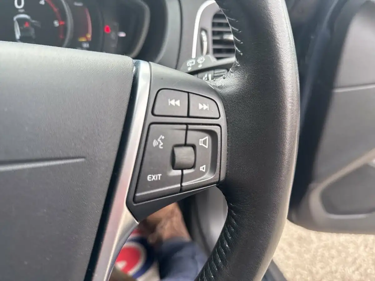 2018-volvo-v40-20td-d2-cross-country-pro-big-46