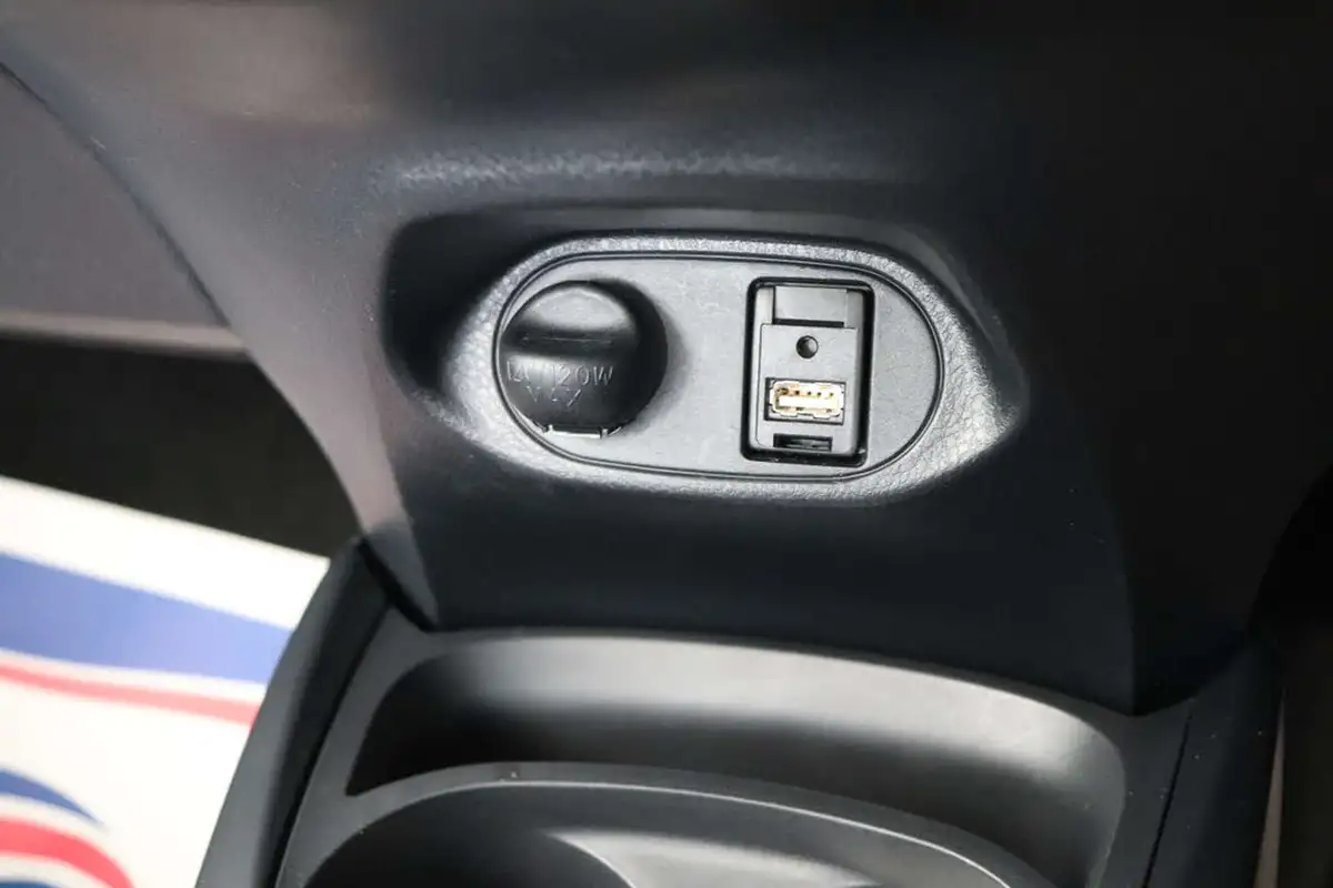 2020-toyota-yaris-15-vvt-i-icon-98bhp-hybrid-1497cc-e-cvt-big-43