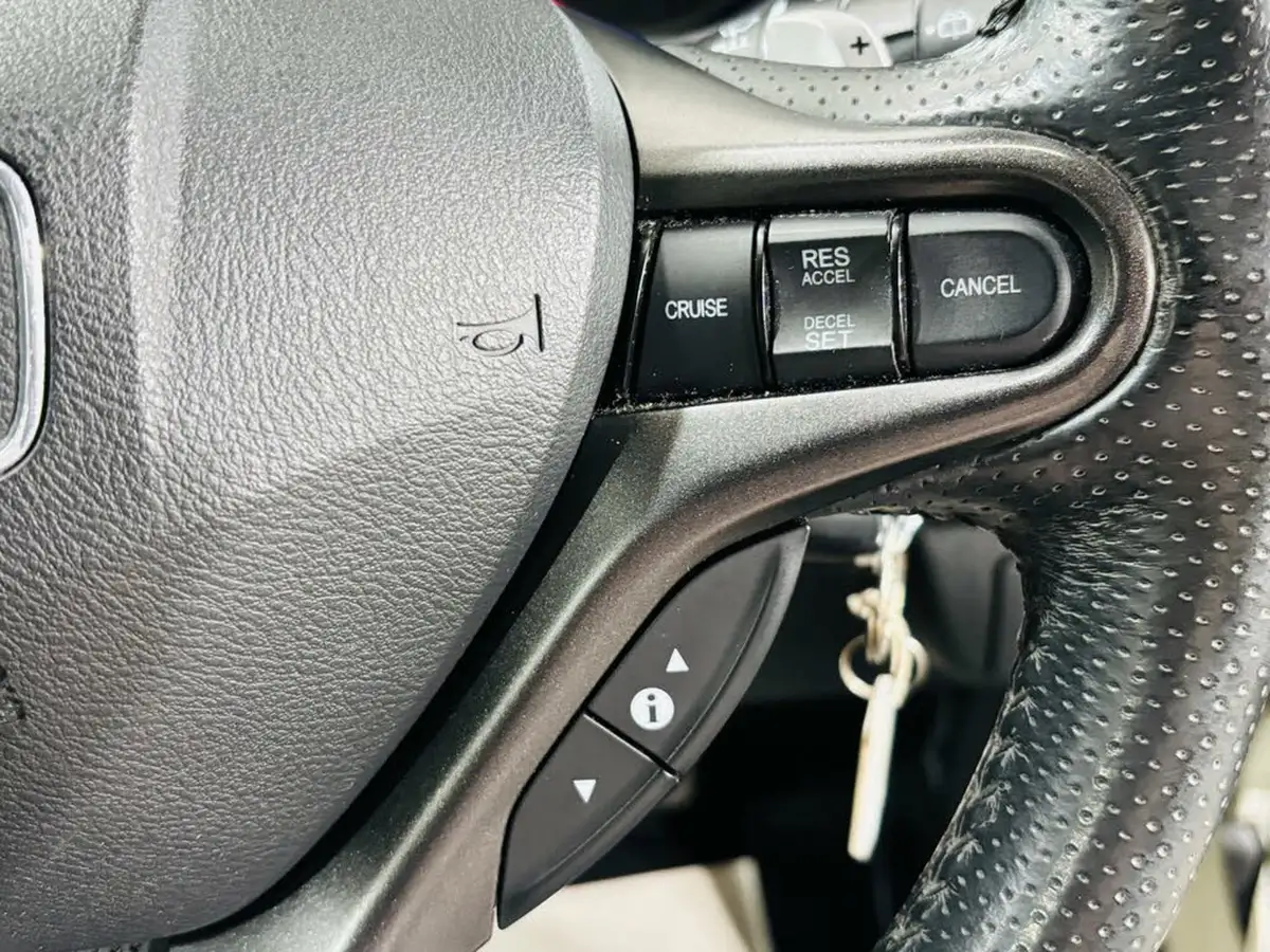 2012-honda-jazz-13-hs-big-20