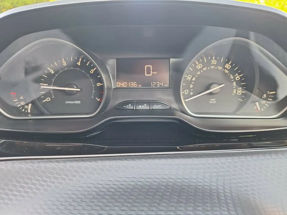 2019-peugeot-208-12-puretech-signature-big-23