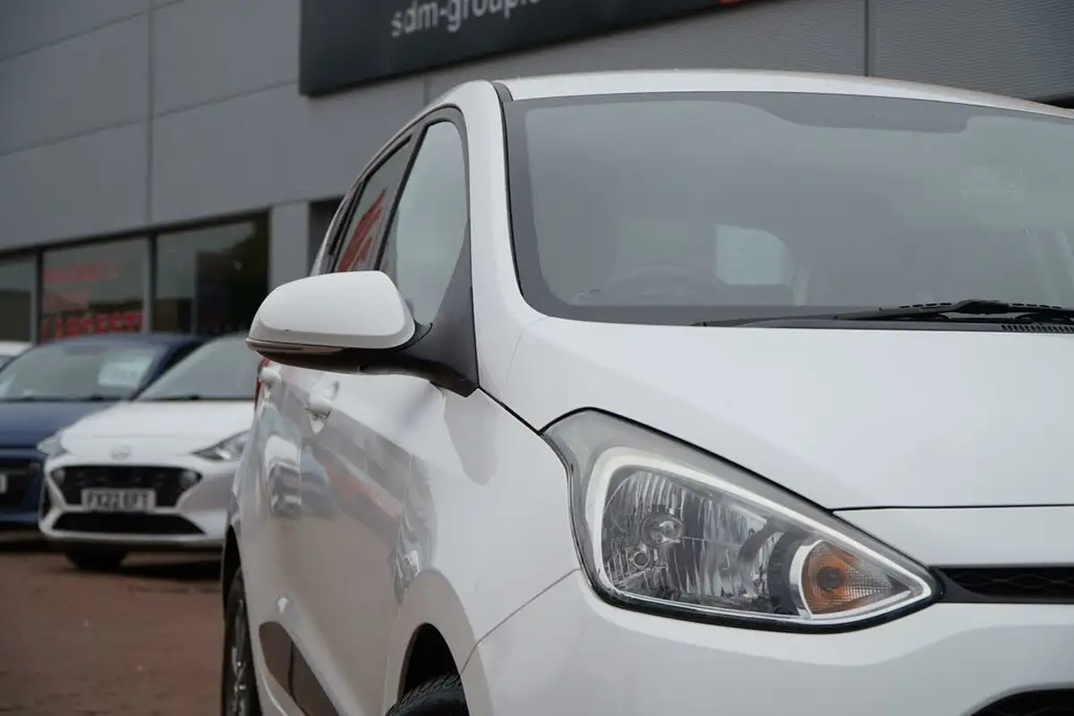 2014-hyundai-i10-10-premium-big-57