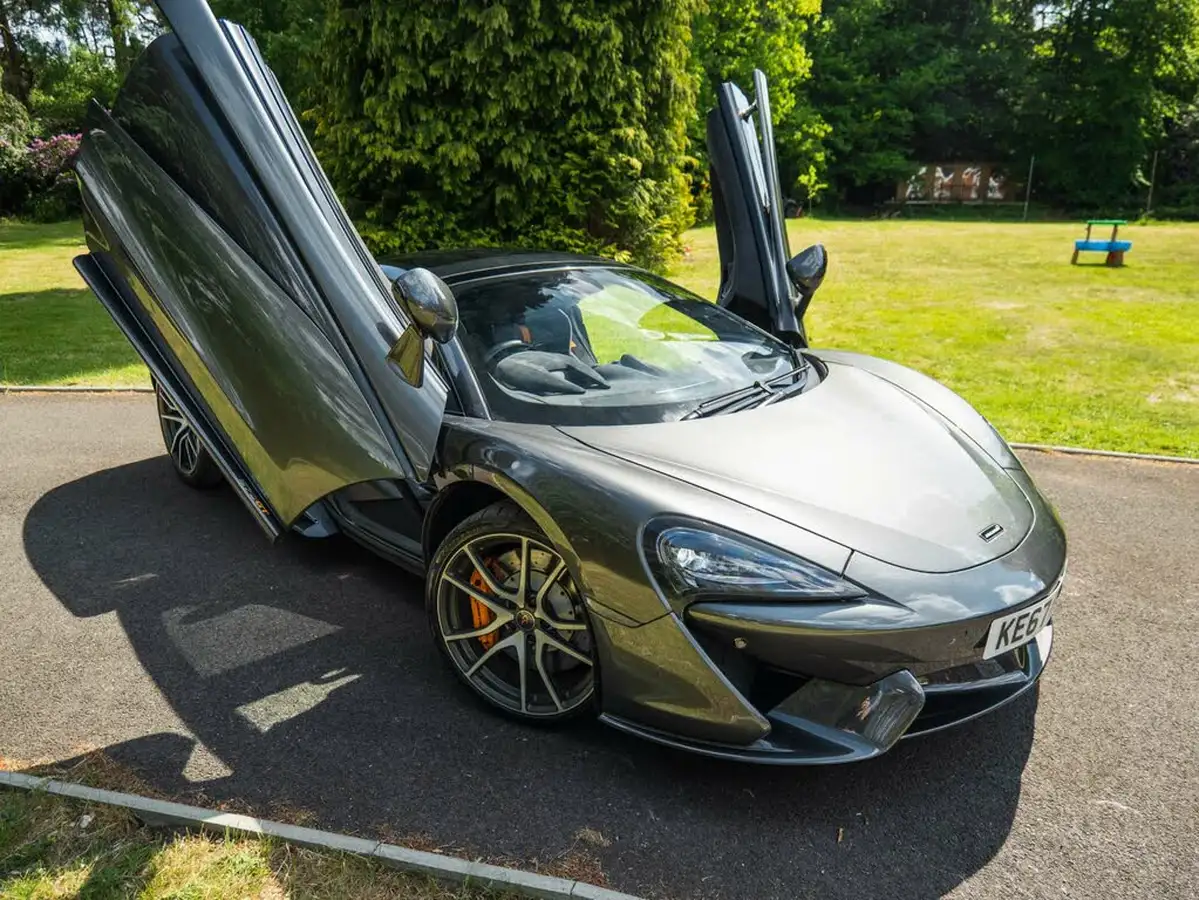 2017-mclaren-570gt-38-big-0