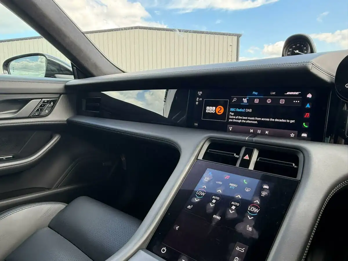2020-porsche-taycan-e-turbo-big-1