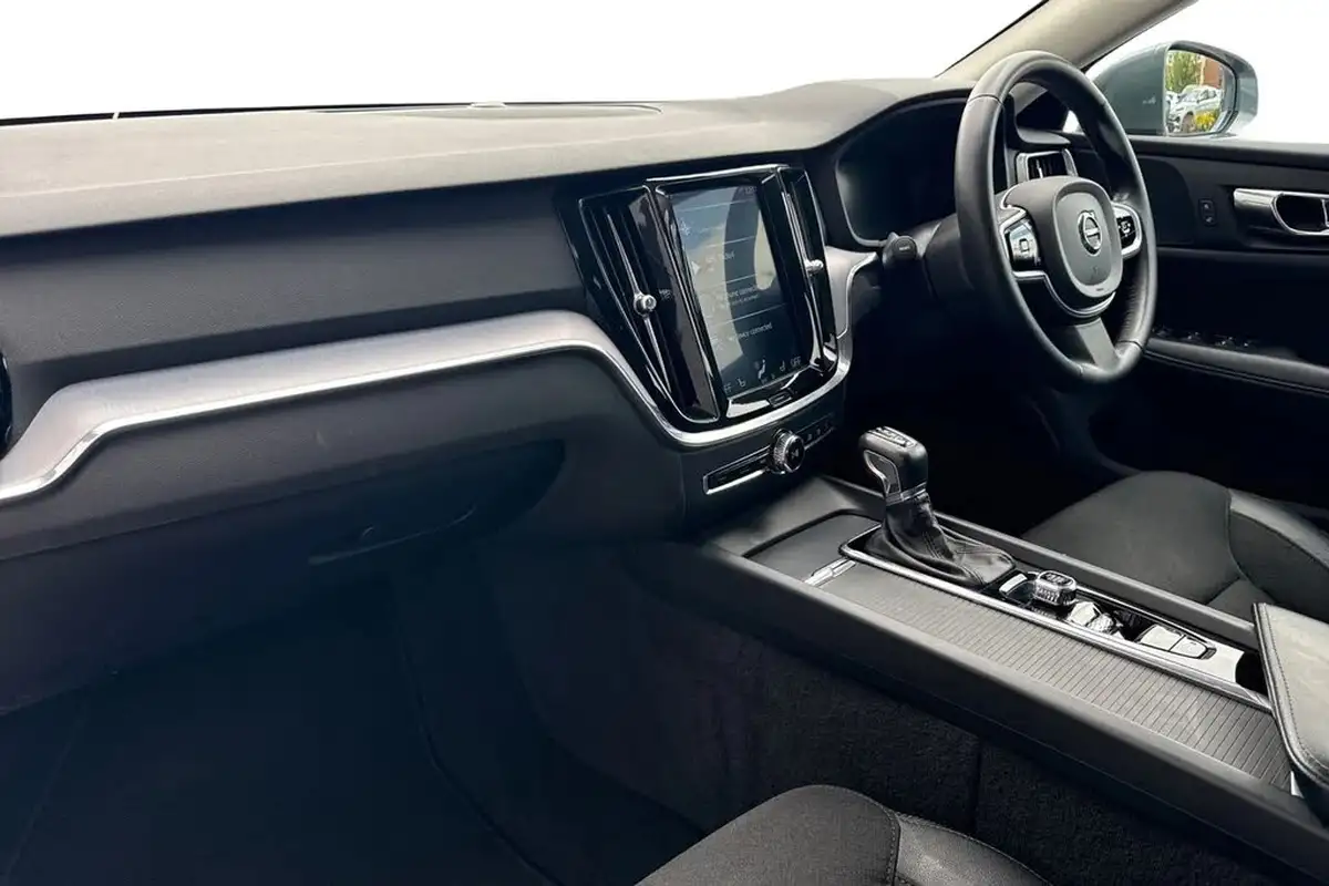 2019-volvo-v60-20td-d4-cross-country-big-14