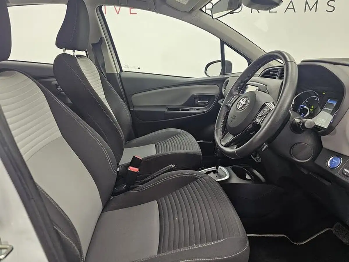 2017-toyota-yaris-15-vvt-i-icon-tech-98bhp-hybrid-1497cc-e-cvt-big-2