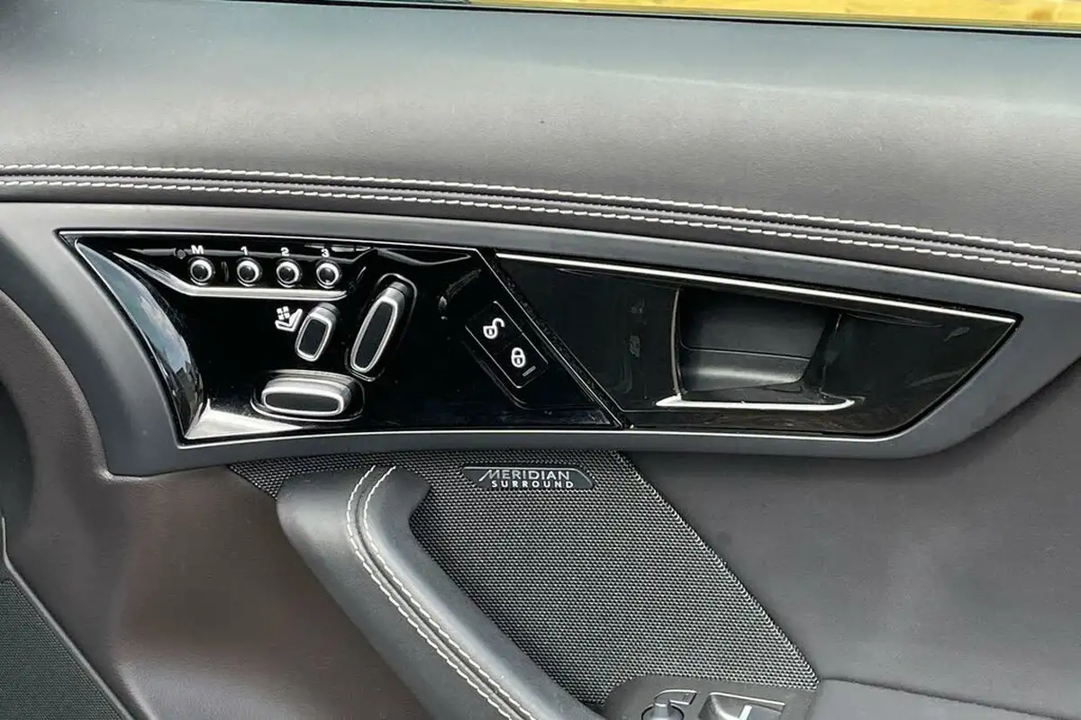 2018-jaguar-f-type-50-v8-sc-r-awd-ss-coupe-big-32