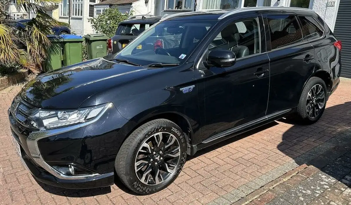 2016-mitsubishi-outlander-20-gx4h-phev-big-1
