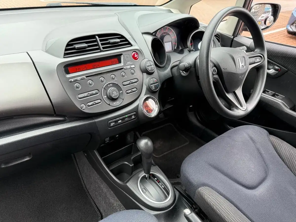 2012-honda-jazz-14-es-cvt-big-34