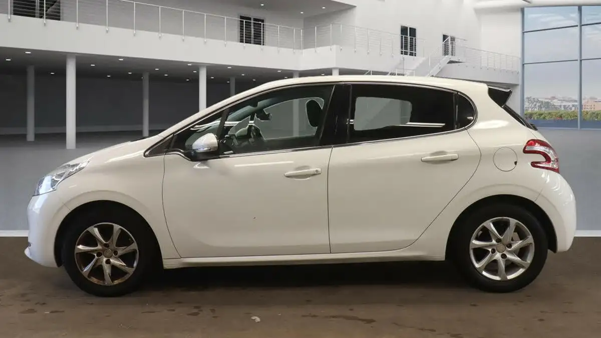 2013-peugeot-208-14td-allure-14e-hdi-ss-5d-egc-big-3