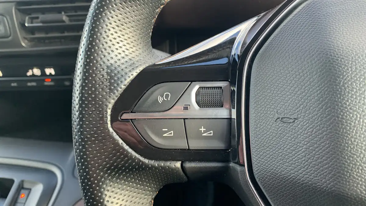 2023-peugeot-rifter-e-gt-long7-seats-big-22