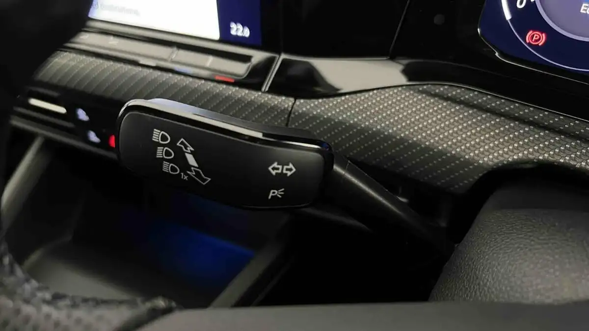2022-volkswagen-golf-15-tsi-r-line-130ps-hatchback-big-36