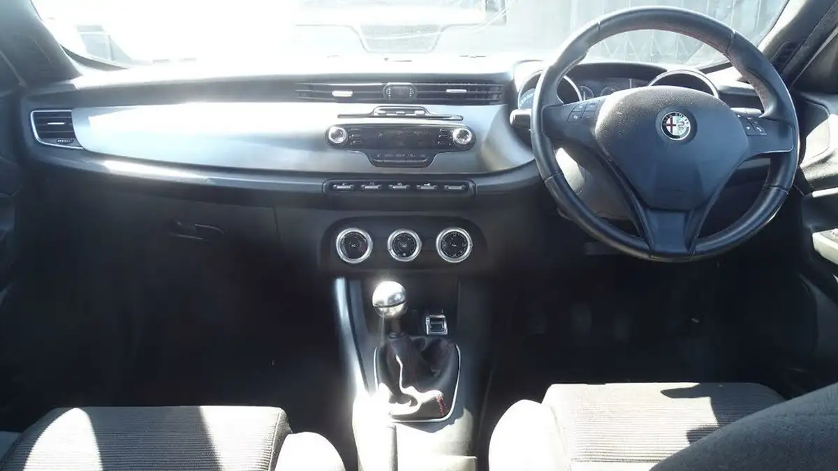 2013-alfa-romeo-giulietta-14-collezione-multiair-170bhp-big-24