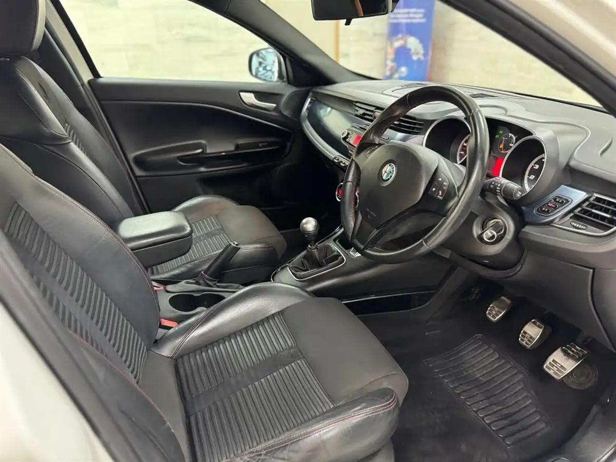 2011-alfa-romeo-giulietta-14-veloce-multiair-170bhp-big-48