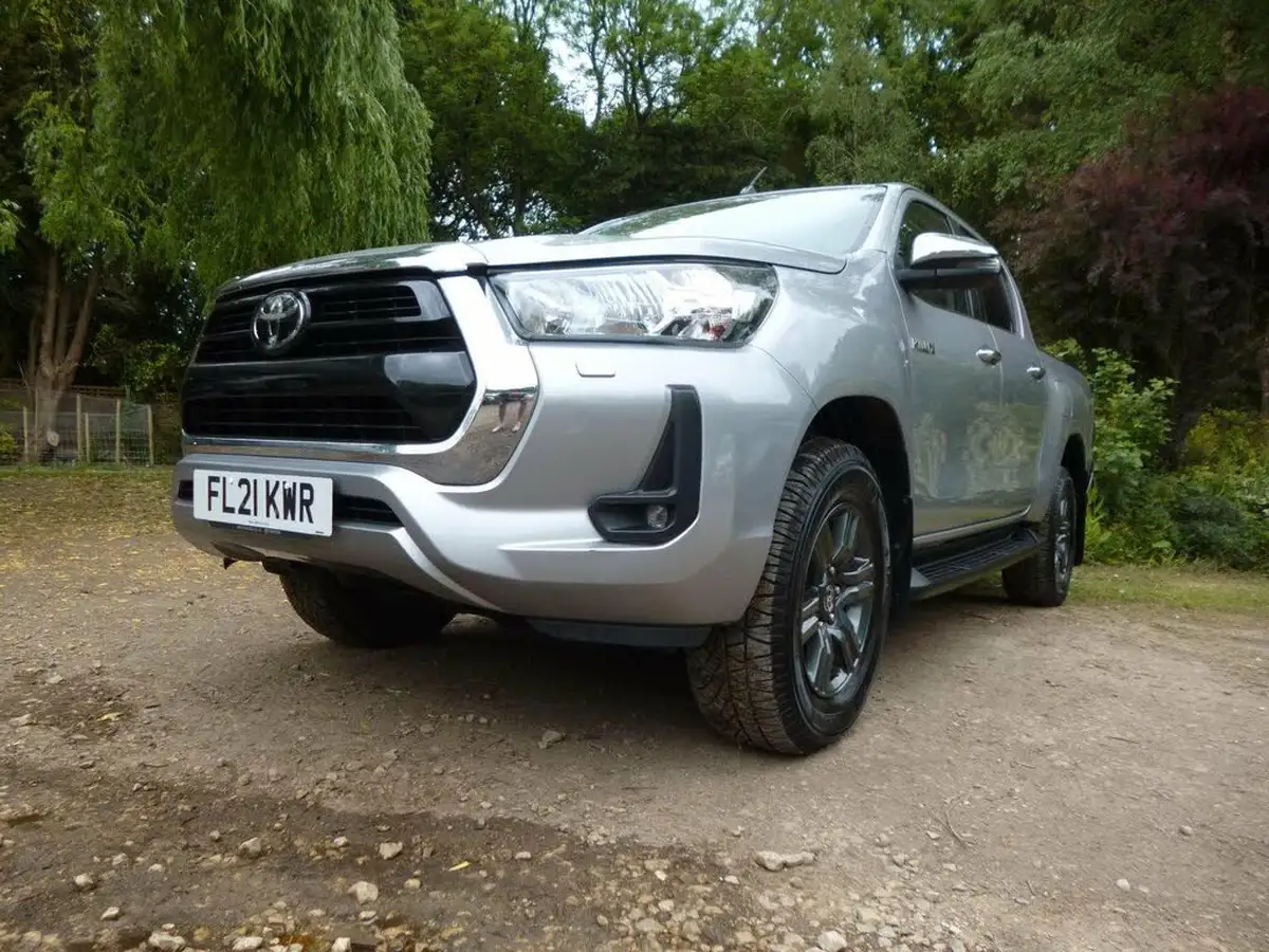 2021-toyota-hi-lux-24d-4d-icon-150hpeu6dt-e-auto-big-9