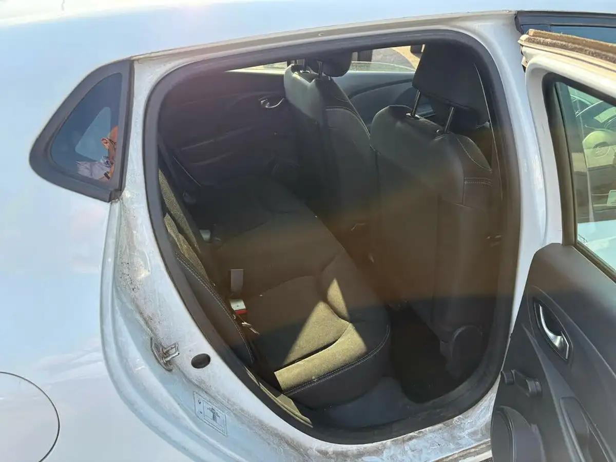 2015-renault-clio-12-dynamique-nav-big-10
