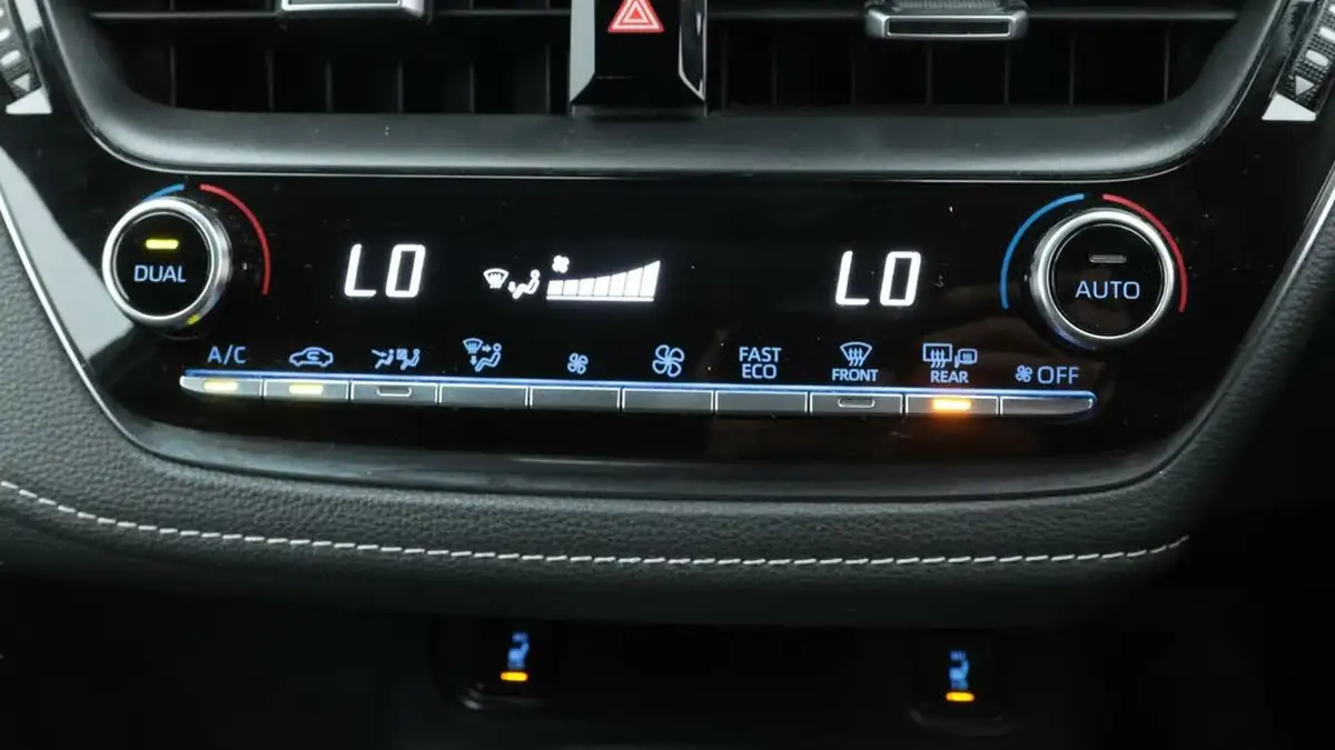2022-toyota-corolla-18-vvt-i-icon-tech-spare-wheel-touring-sports-5d-big-12