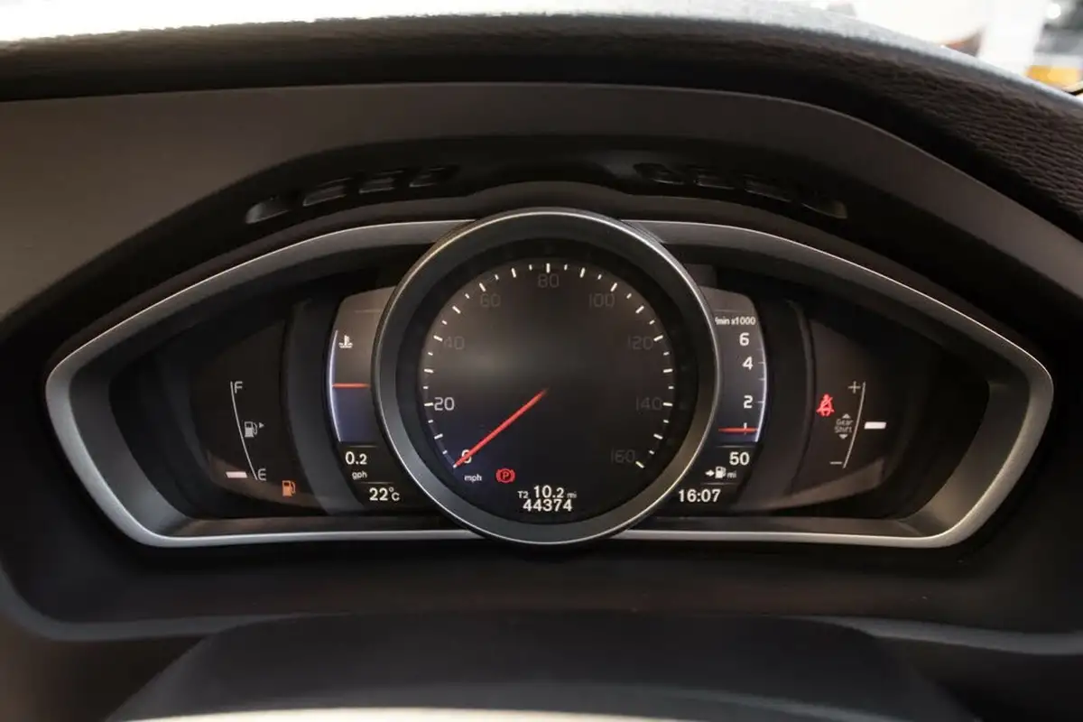 2017-volvo-v40-20-t3-r-design-pro-big-14