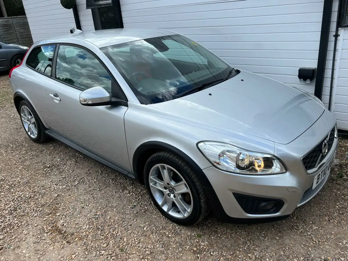 2010-volvo-c30-20td-se-hatchback-3d-powershift-big-0