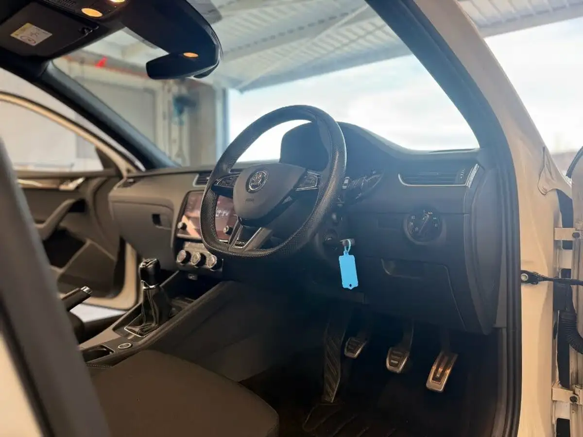 2019-skoda-octavia-20-tsi-vrs-hatchback-big-27