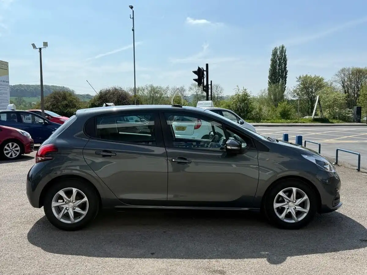 2017-peugeot-208-12-puretech-active-82bhp-5d-big-5