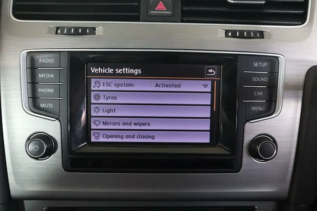 2015-volkswagen-golf-20tdi-match-bmtss-5d-dsg-big-34
