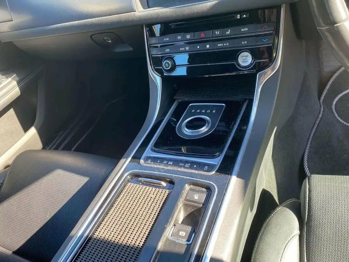 2017-jaguar-xf-20td-r-sport-240ps-awd-saloon-4d-1998cc-auto-big-4