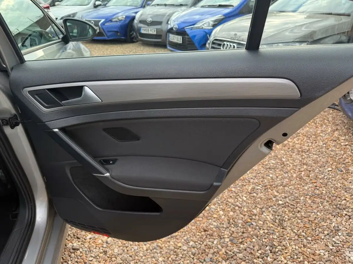 2015-volkswagen-golf-16tdi-match-105ps-bmt-ss-5d-big-26